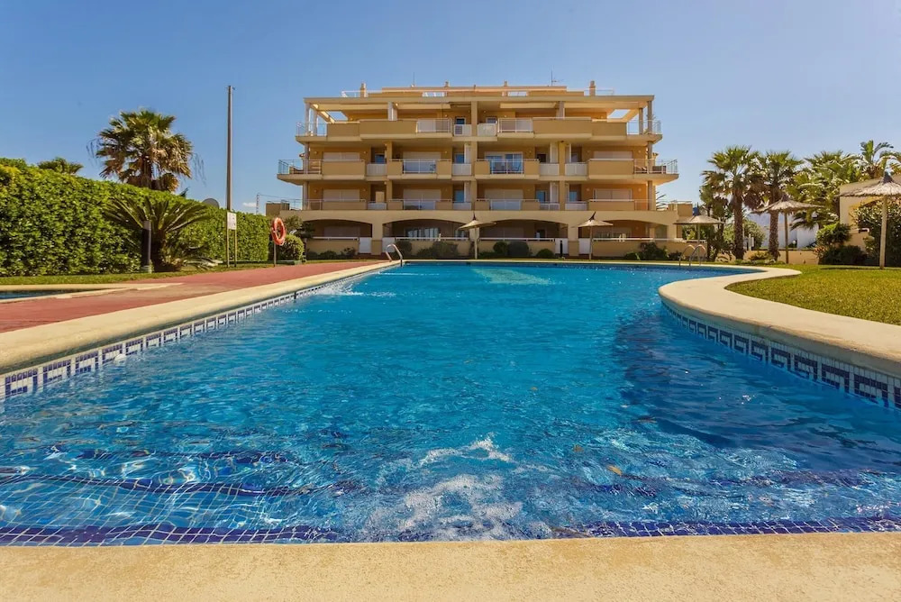 Beautiful 2-Bed first beach line apartment for 6