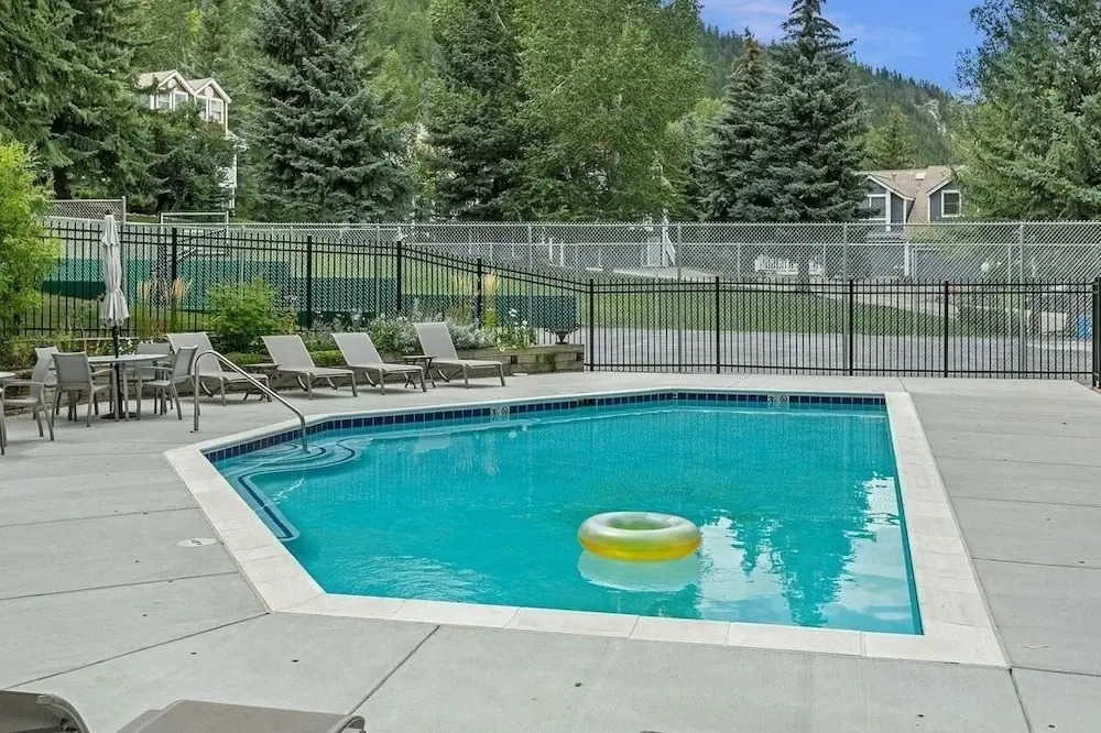 405 Greenway Circle 4 Bedroom Home by RedAwning