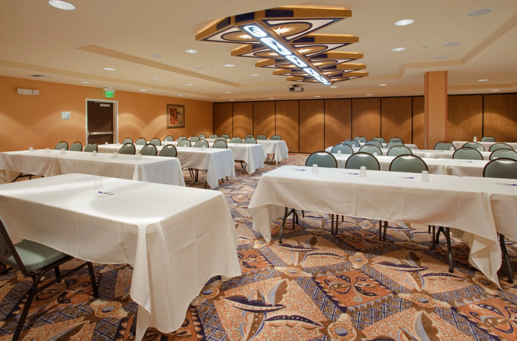 Holiday Inn Express & Suites Sacramento NE Cal Expo by IHG