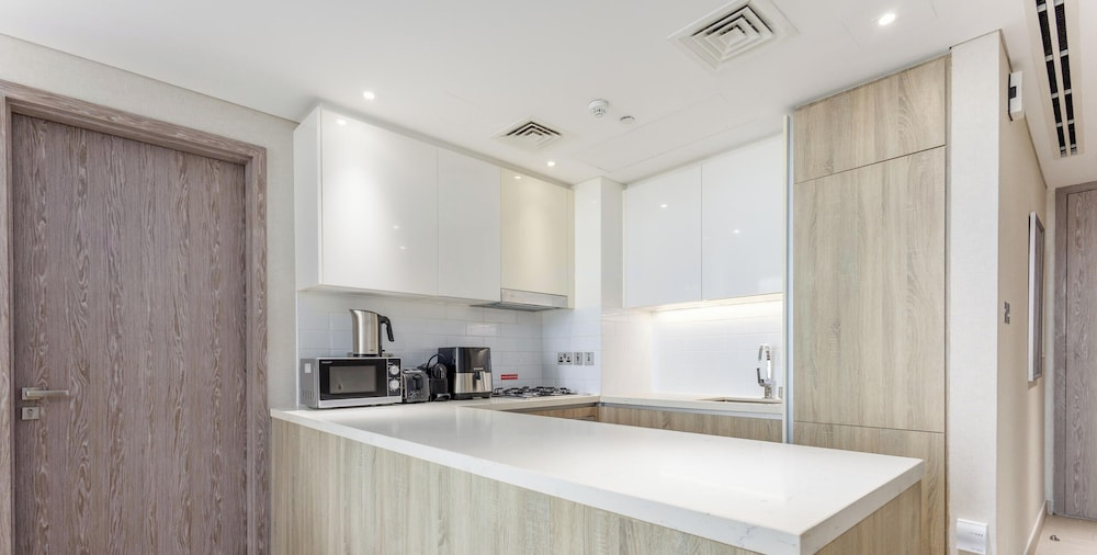 LUX LIV Contemporary Marina Suite 2