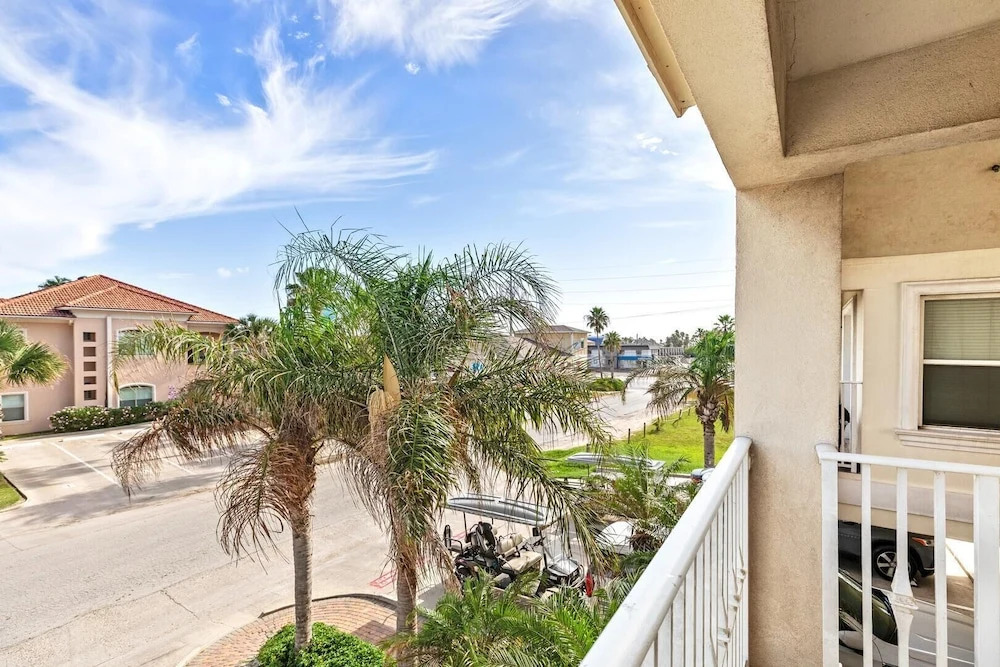 Courtyard Condo, Sleeps 8 w Pool, Next to Beach
