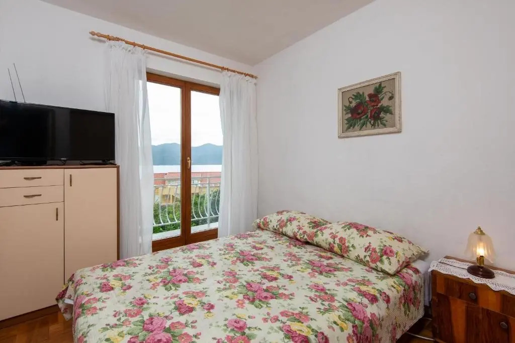 Apartments Sugor-70m from sea