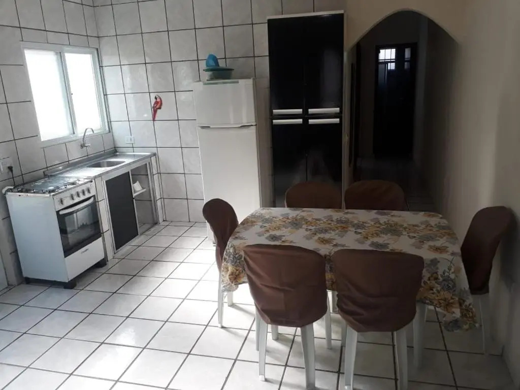 Casas em Condomínio próximo da praia com 2 dormitórios, churrasqueira e 3 vagas de garagem
