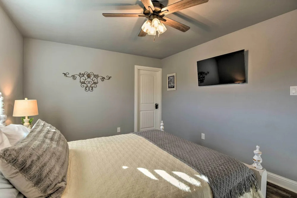 Hot Tub & Fire Pit! Cozy Granbury Escape Near Lake