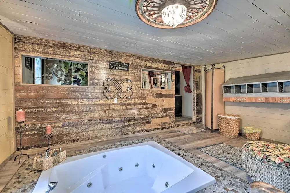 Rustic Chic Home: 1 Mi to Dtwn Hot Springs!