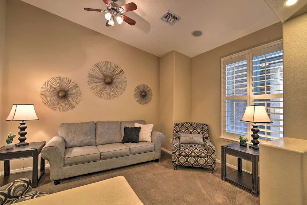 Spacious Surprise Home: 6 Mi to Wildlife World Zoo