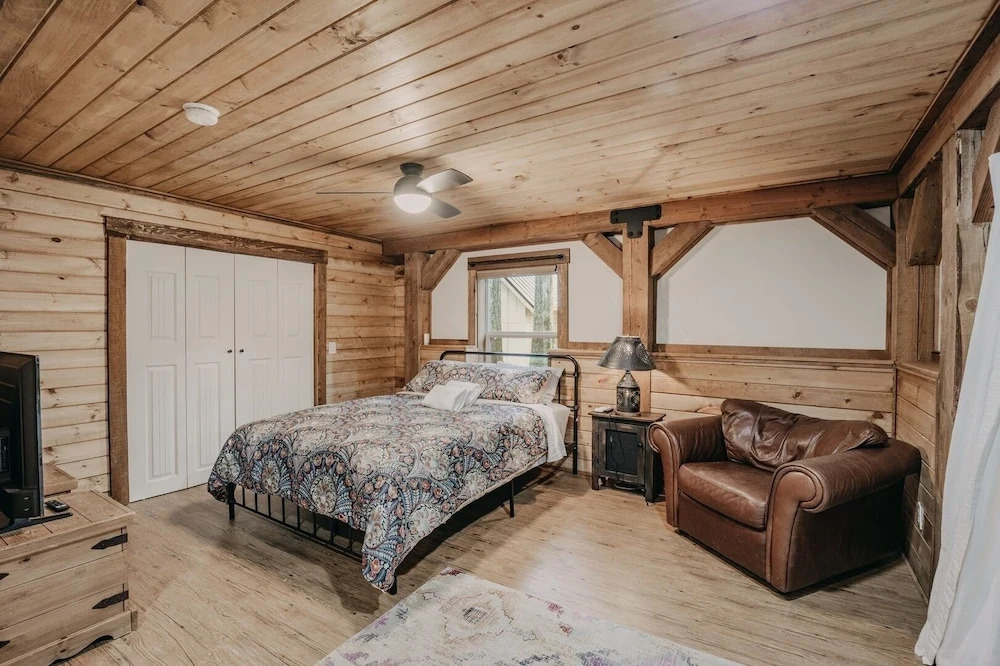 39gs - Hot Tub - Wi-fi - Pets Ok 3 Bedroom Cabin by RedAwning