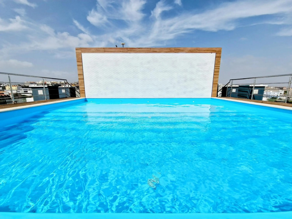 Apartamento encantador com piscina e vista mar