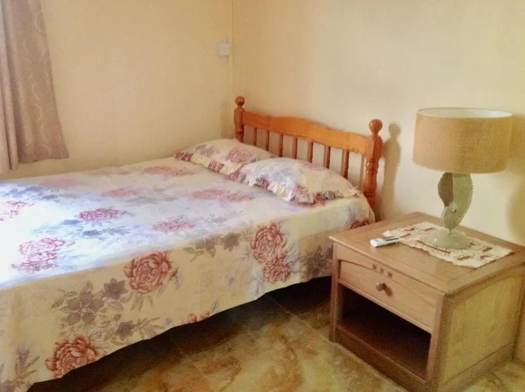 Cardamon Villa is a 2 bedroom with 1 bathroom and seperate toilet detached house with AC and swimming pool , 5 minutes walk from Flic en Flac public beach