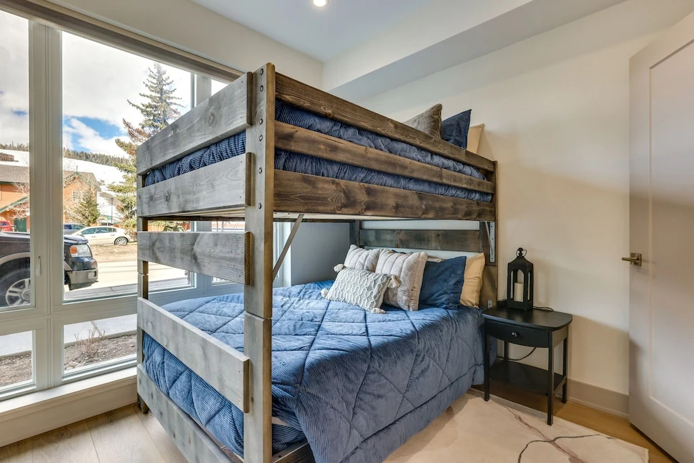 Rooftop Mtn View and Hot Tub Silverthorne Home!