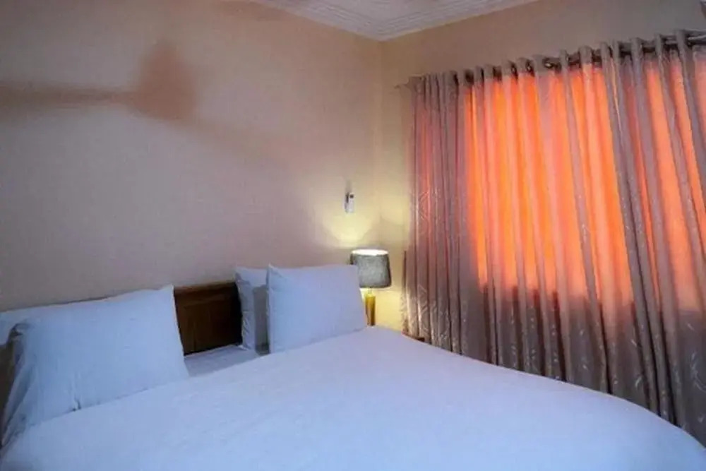 House - Sleeps 10 - Parking - Airport Close