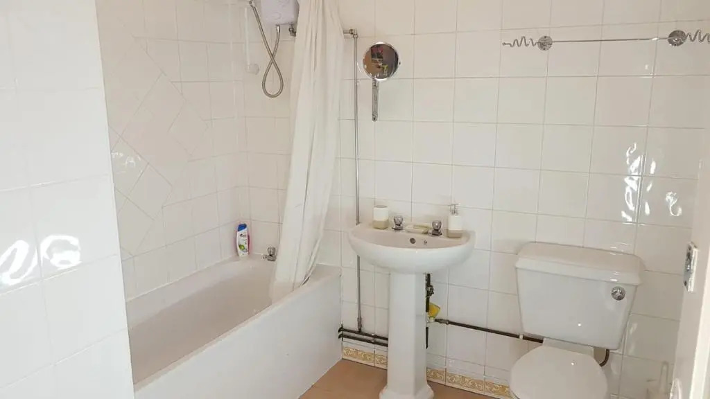 Spacious 5 Bed Apartment Ideal for Contractors with parking in Iffley, Oxford by BedsAway