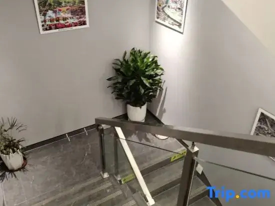 Kangding Luxiang Suisu Homestay (Qingge Square)