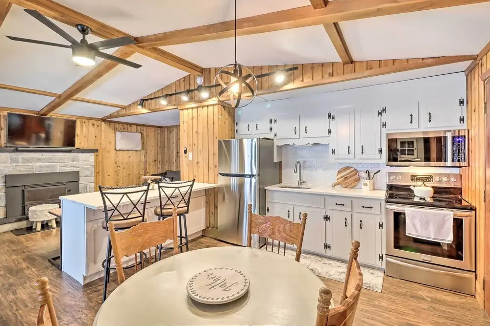 Near Skiing: Pocono Lake Cabin w/ Screened Patio