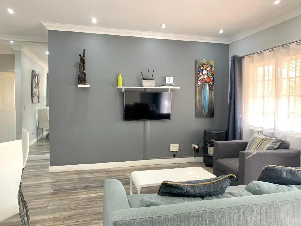 Modern 2-bed apartment in Sandton. Fast Wifi