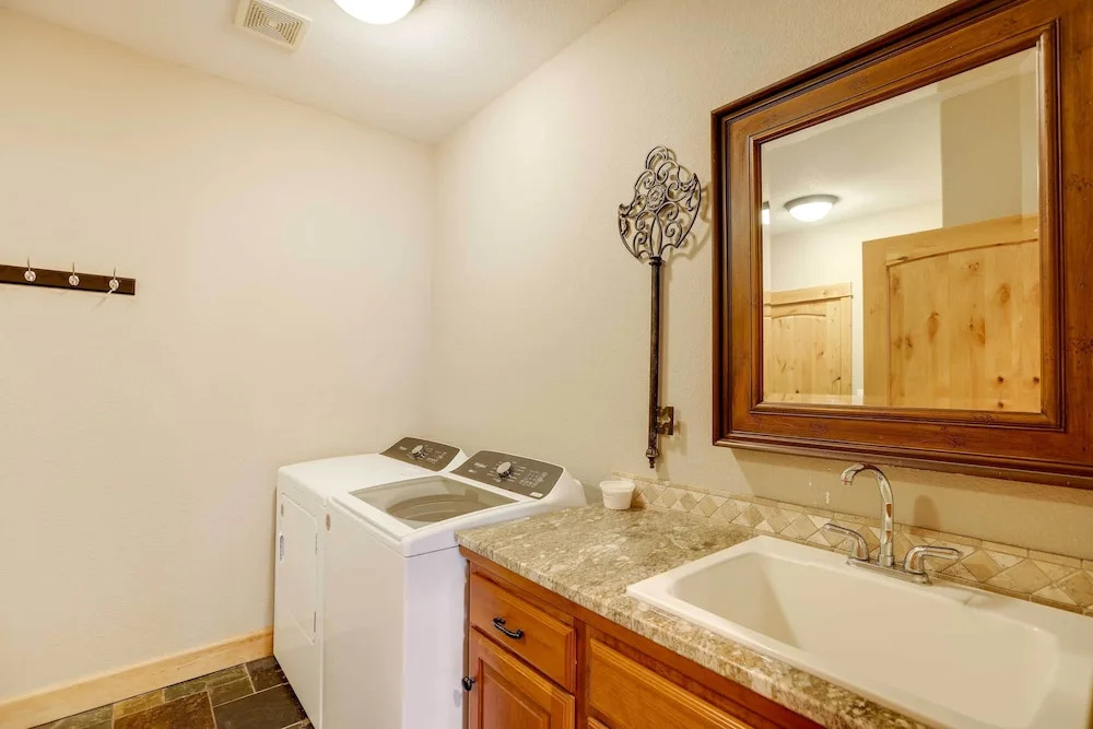 Private Pool & Hot Tub: Sunriver Retreat!