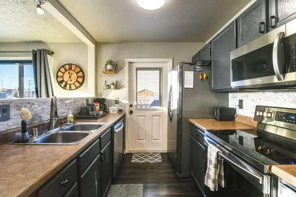 Updated Townhome: Near Airport & Shopping!
