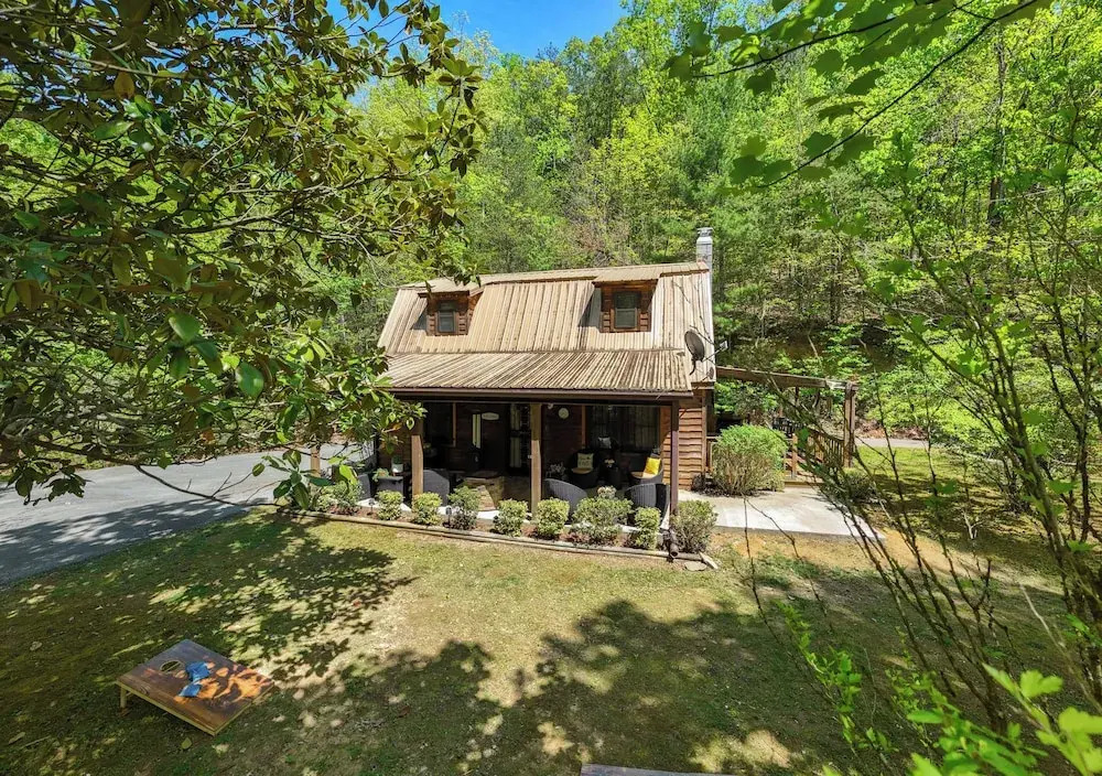 Stylish Cabin w/ Hot Tub, Games & More!