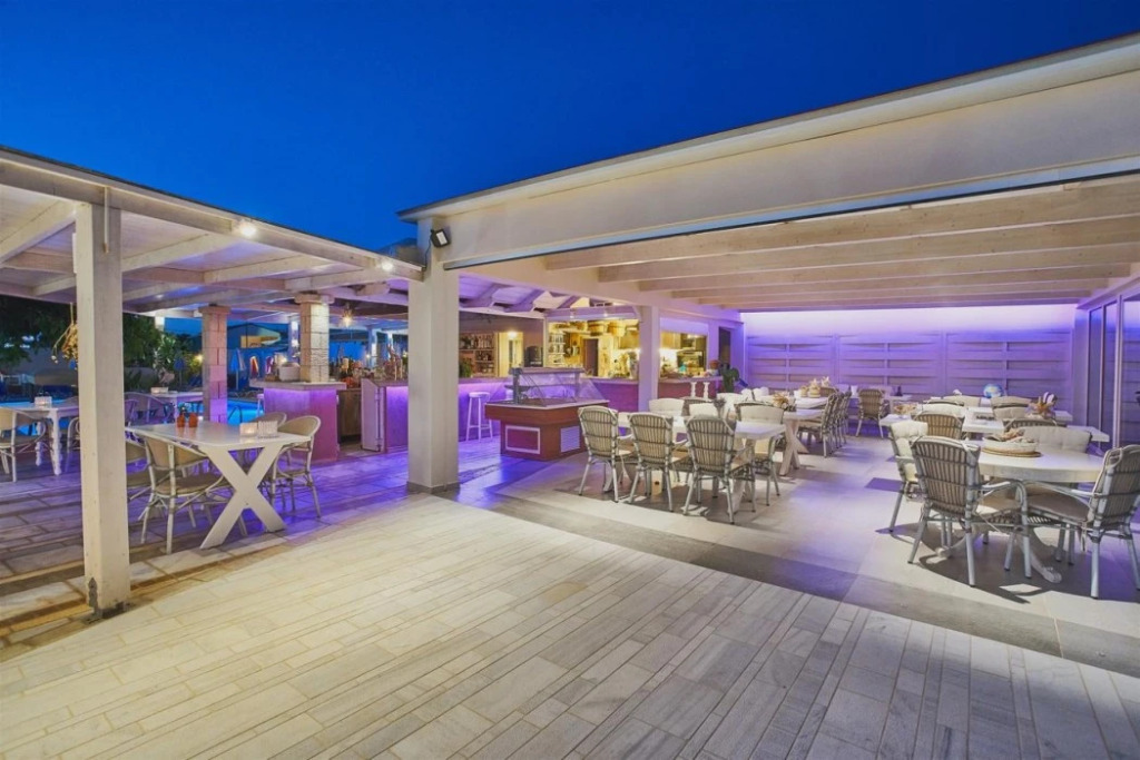 Golden Bay Apartments-Garden Haven