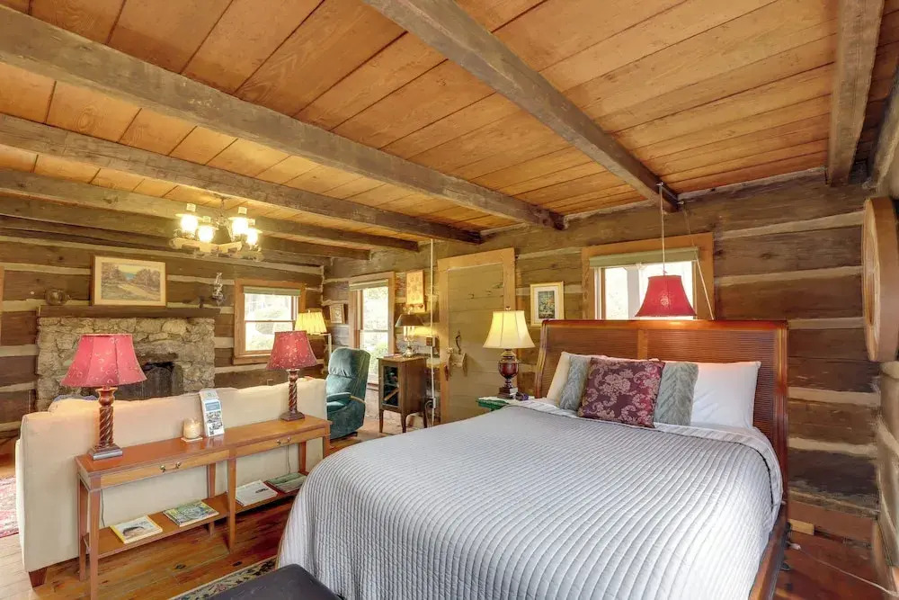 Scenic Hot Springs Retreat Near Appalachian Trail!