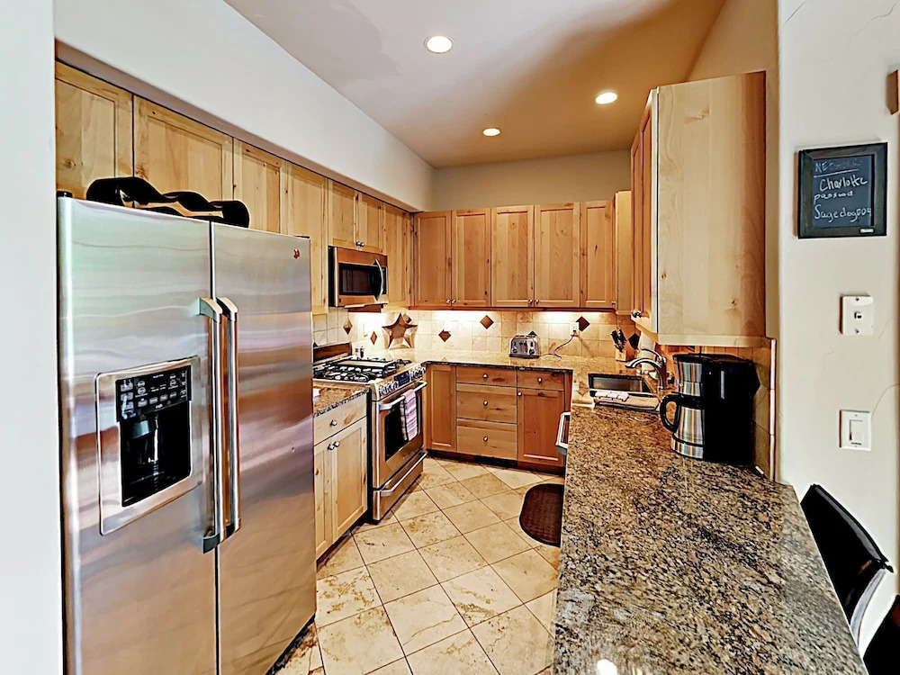 Downtown Getaway W/ Private Garage - Near Ski Resort 2 Bedroom Townhouse
