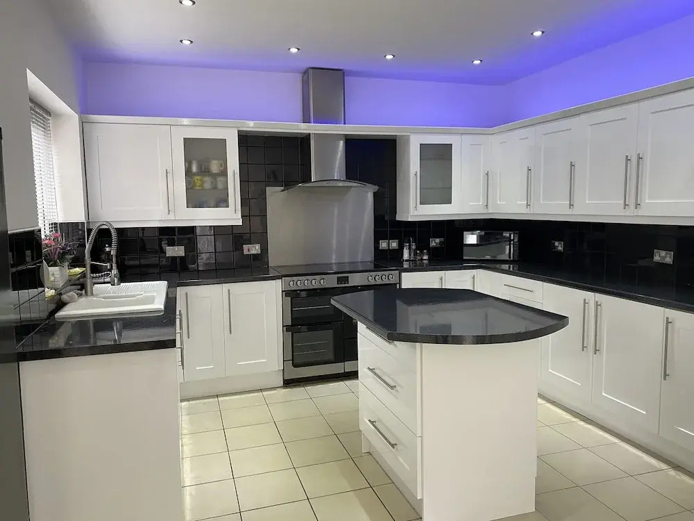 6 Bed-Sleeps 12-Hot Tub-Free Parking-Pet Friendly