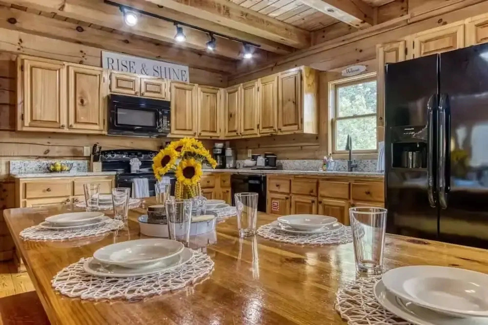 Pinewood Lodge by Beyond Expectations w Hot Tub
