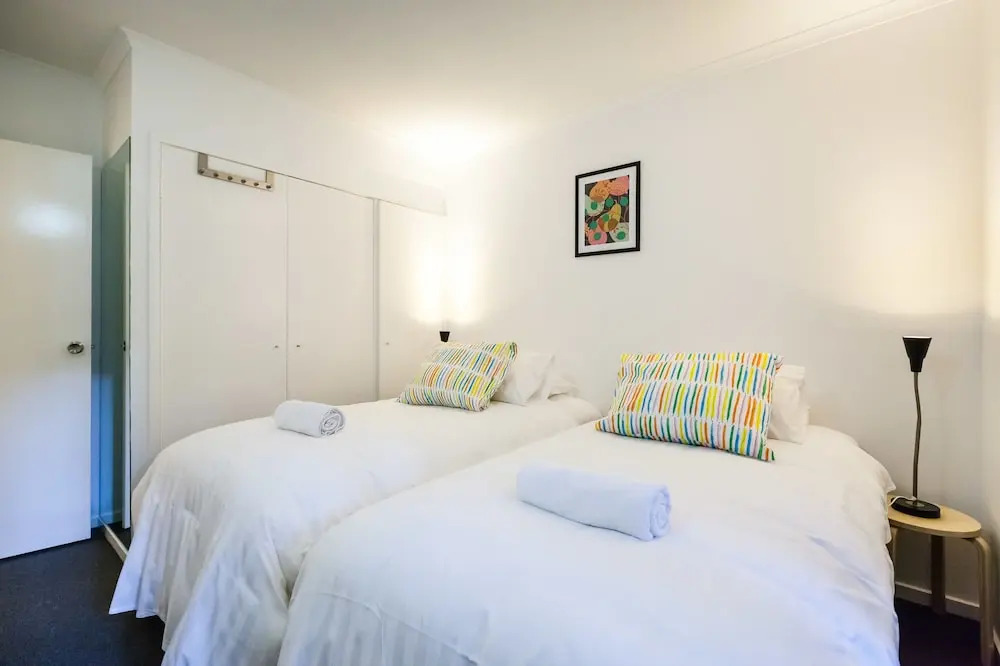 DAWN, 2BDR Carlton Apartment
