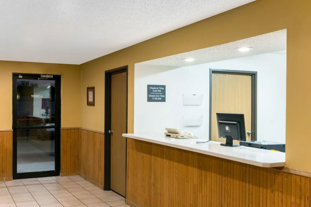 Super 8 Motel - Warrenton