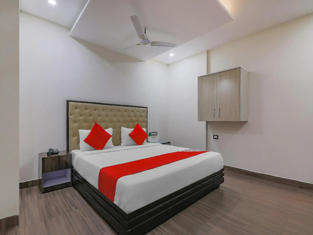 OYO 10580 Hotel Skylark