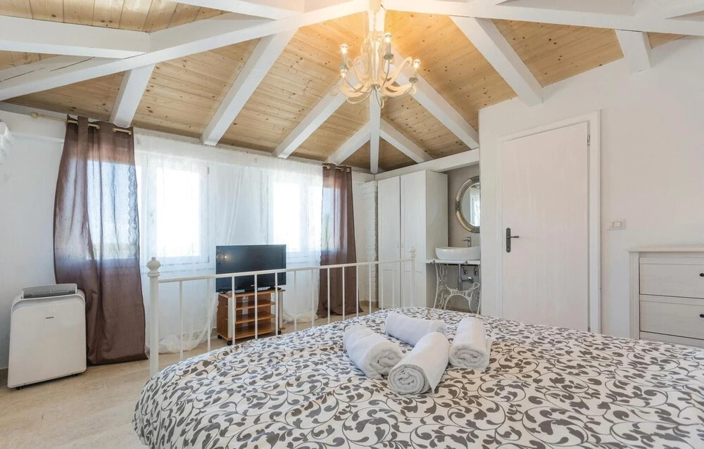 Amazing Home in Tar With Wifi and 4 Bedrooms