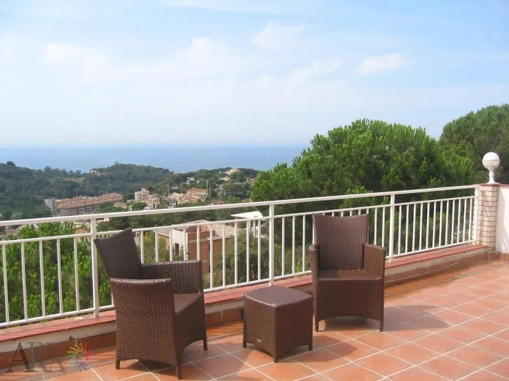 LLoret de Mar- Well-equipped modern villa with pool and seaview for 10 persons