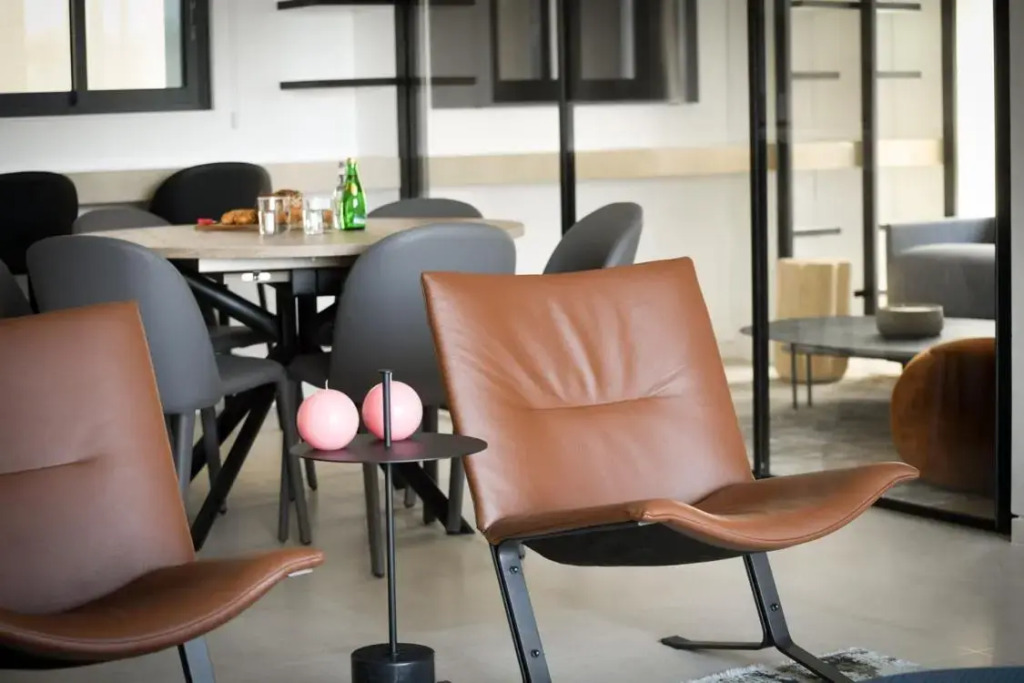 Modern and Vibrant 2BR apartment with Private Balcony