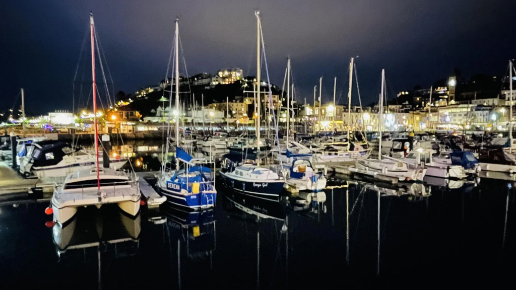 The Moorings - Duplex apartment on Torquay Marina with Hot Tub