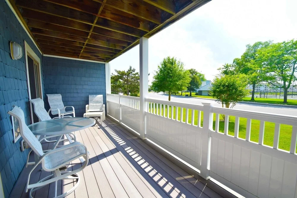 Harbour Club G7 2 Bedroom Condo by RedAwning