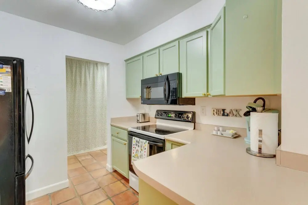 Gulf Breeze Escape w/ Patio + Community Pool!
