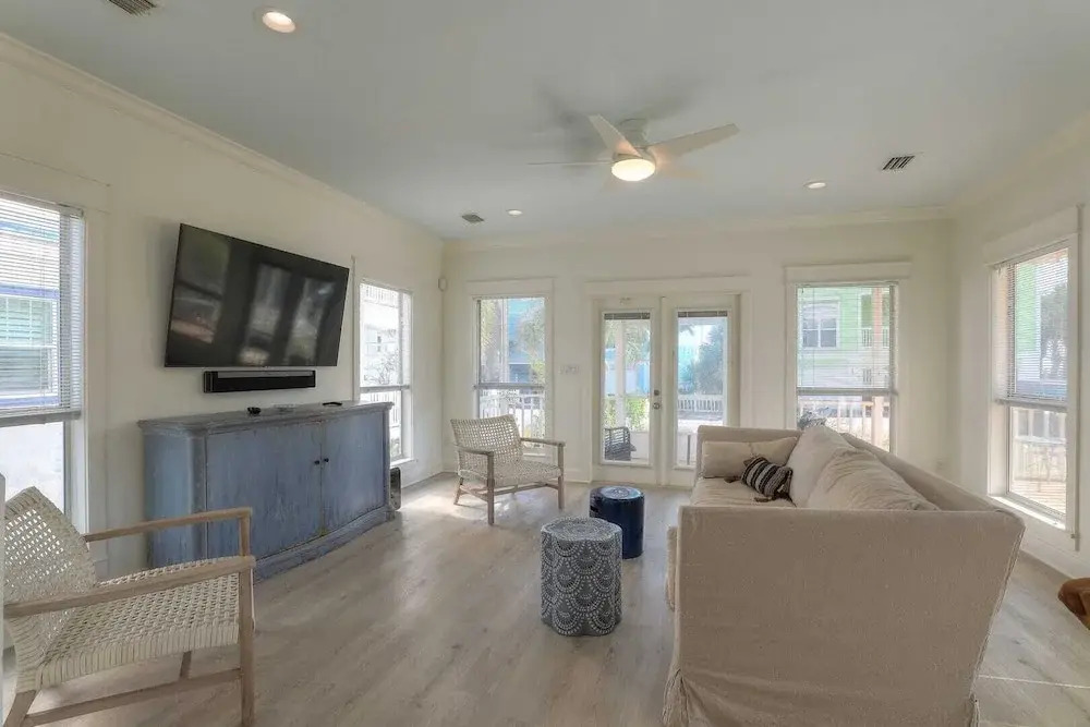 Holiday House by Avantstay Oceanview, Steps to Beach