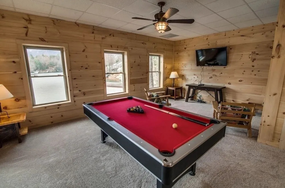 Large Lakefront Cabin W/kayaks And Boathouse 5 Bedroom Home