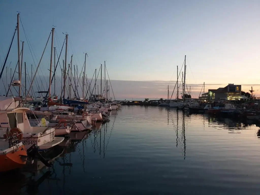 Résidence de standing la Pêcherie Spacieux T3 comme un cocon familial vue mer et sur l'avant port Sur le bout du bout de Cap d'Agde seule cap en Occitanie