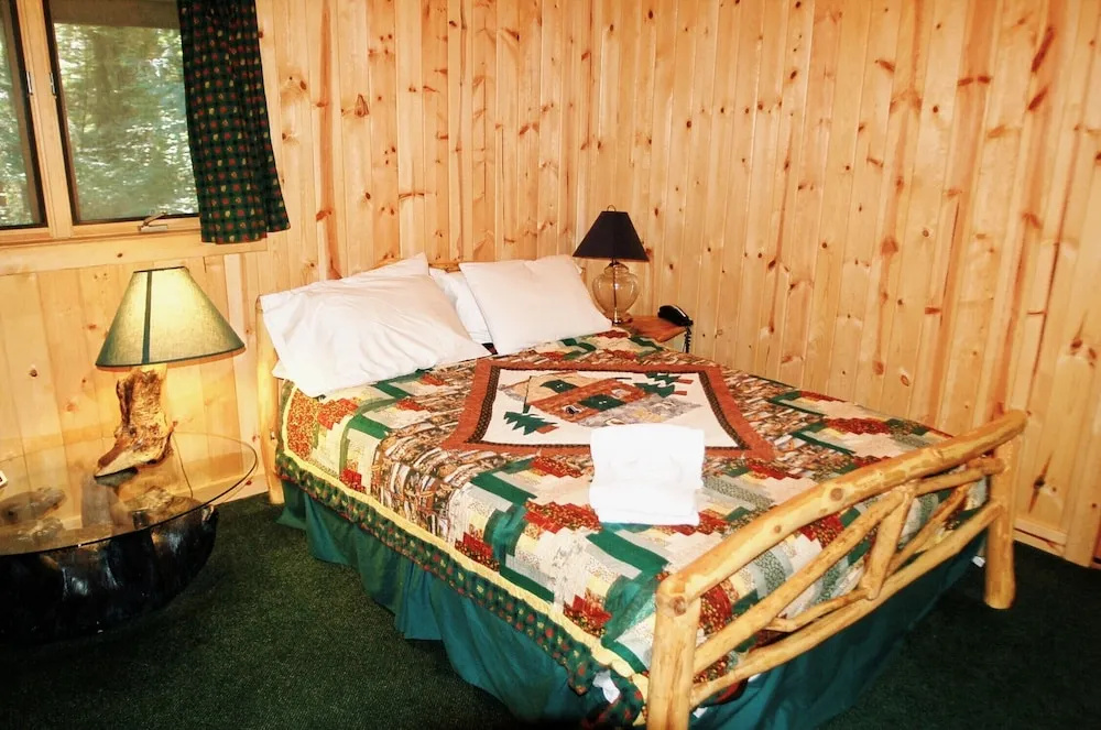 Snowline Cabin 47 - A Rustic Vacation Home With Modern Charm a hot tub and Wifi