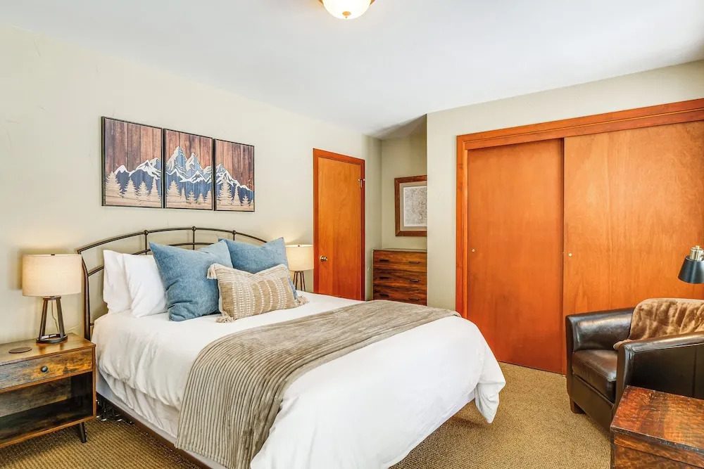Downtown Frisco Townhome ~ 1 Mi to Lake Dillon!
