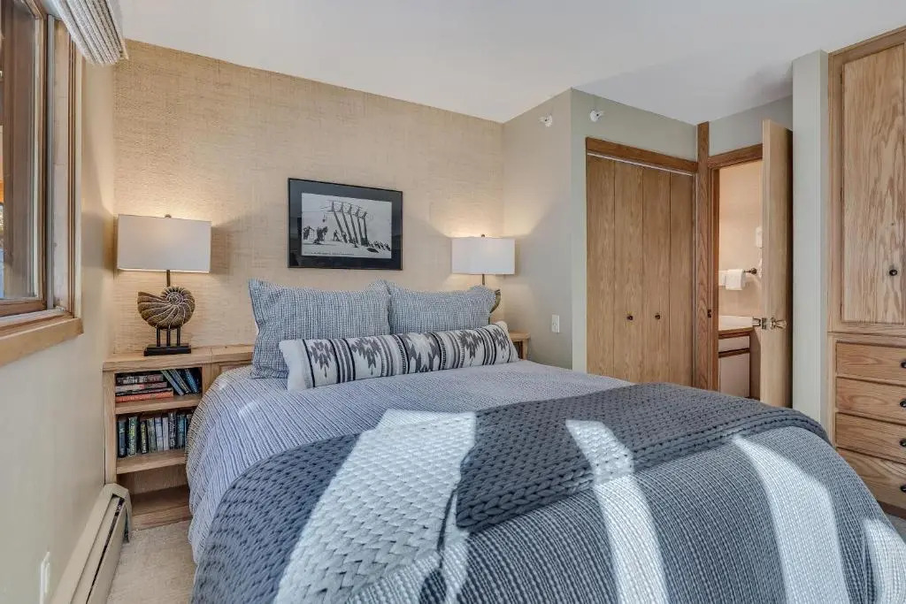 Laurelwood Condominiums 402