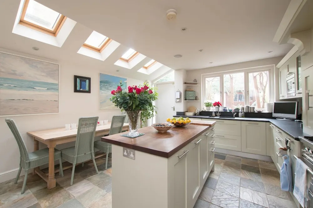 Beautiful Barnes Home with Garden