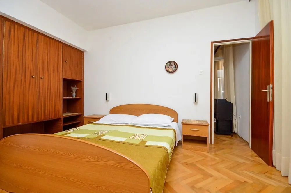 Apartment and Rooms Biserka