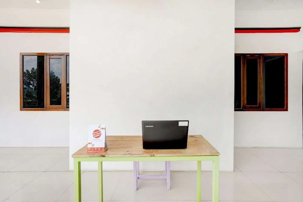 RedDoorz Syariah at Homestay Bougenville near Taman Alun-Alun Kota Lamongan