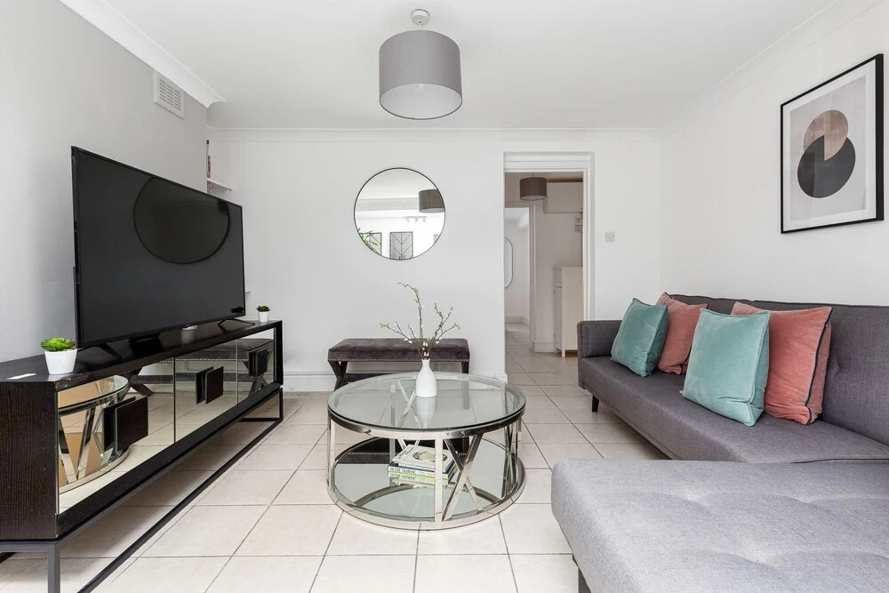 Magnificent 2 Bed Garden Flat in Oval