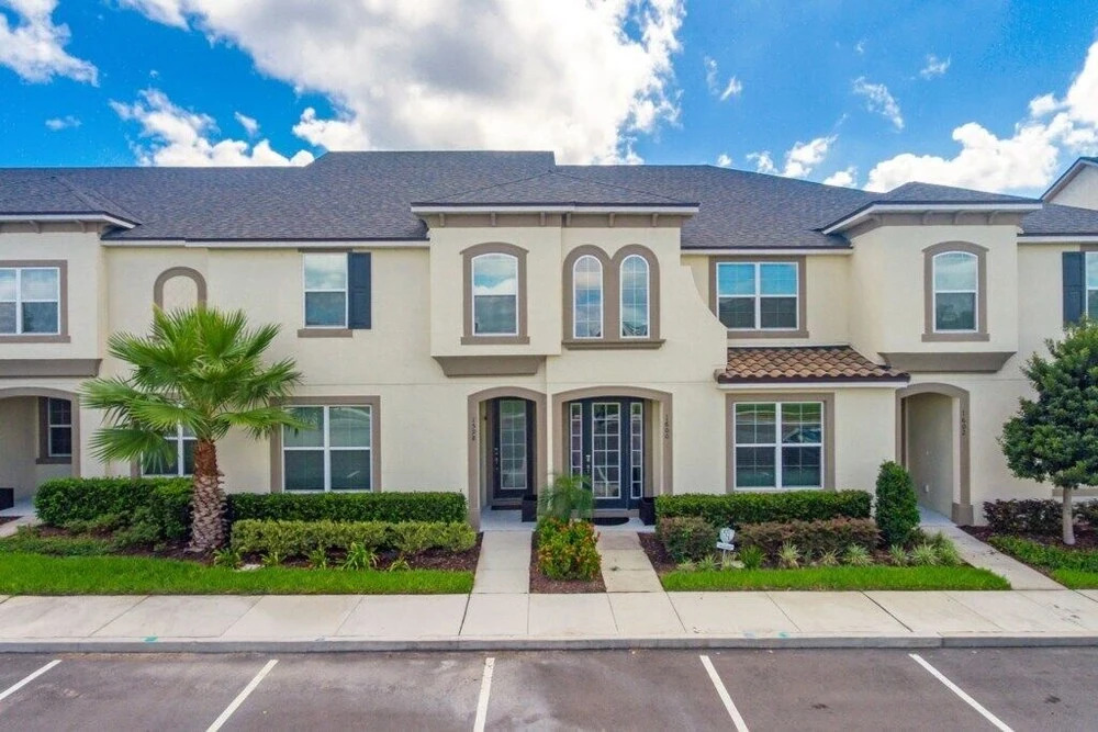 Incredible 5 bed 4 Bath With Private Pool 1598