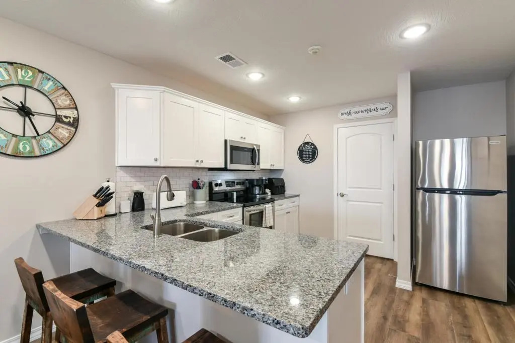 Mystic Cove Condo - Pool - Perfect Location!!