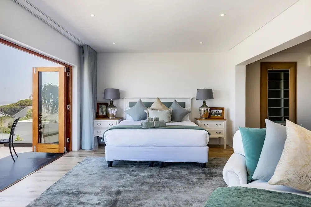 Jo Leo - Camps Bay Lux Villa with views & pool