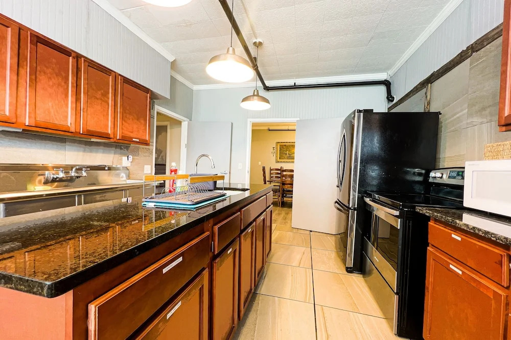 THE 1023 With Private Yard & Parking, Near Falls & Casino by Niagara Hospitality